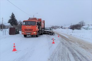 В Лебедянском районе иномарка въехала в стоящий грузовик